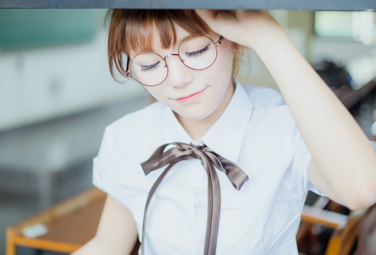 摄影分享 学生装迷你短裙清纯眼镜美女