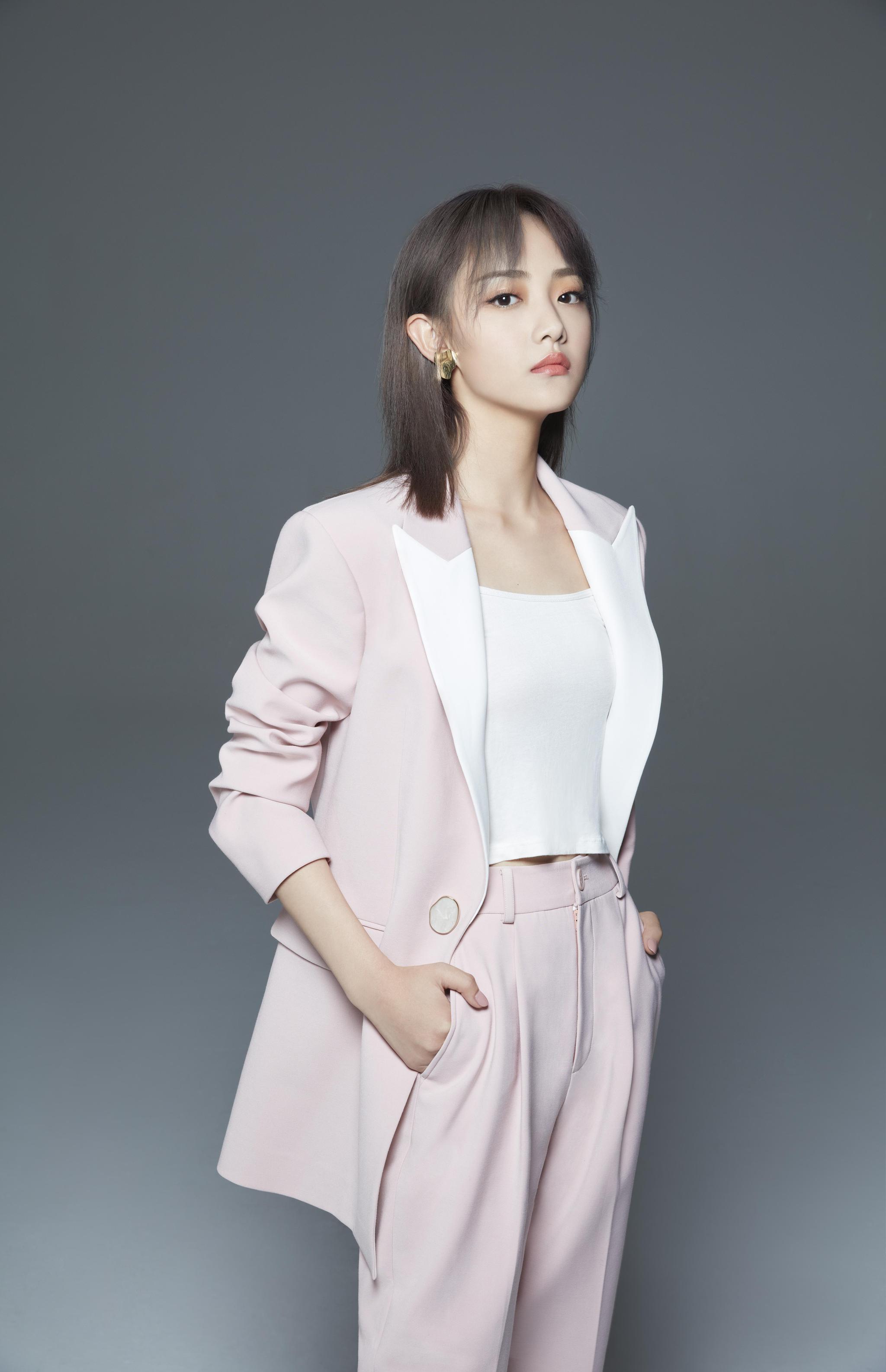 吴佳怡粉色西装写真照曝光超a眼神又飒又攻