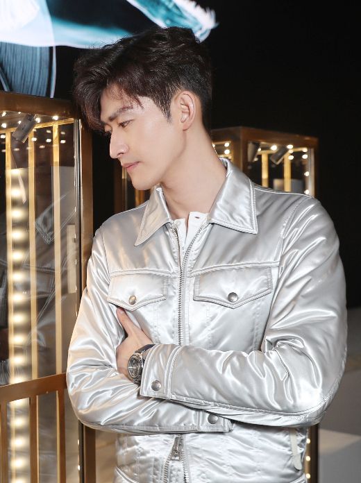 张翰超时髦,银色外套不够还露脚踝,侧分卷毛帅到颜值巅峰