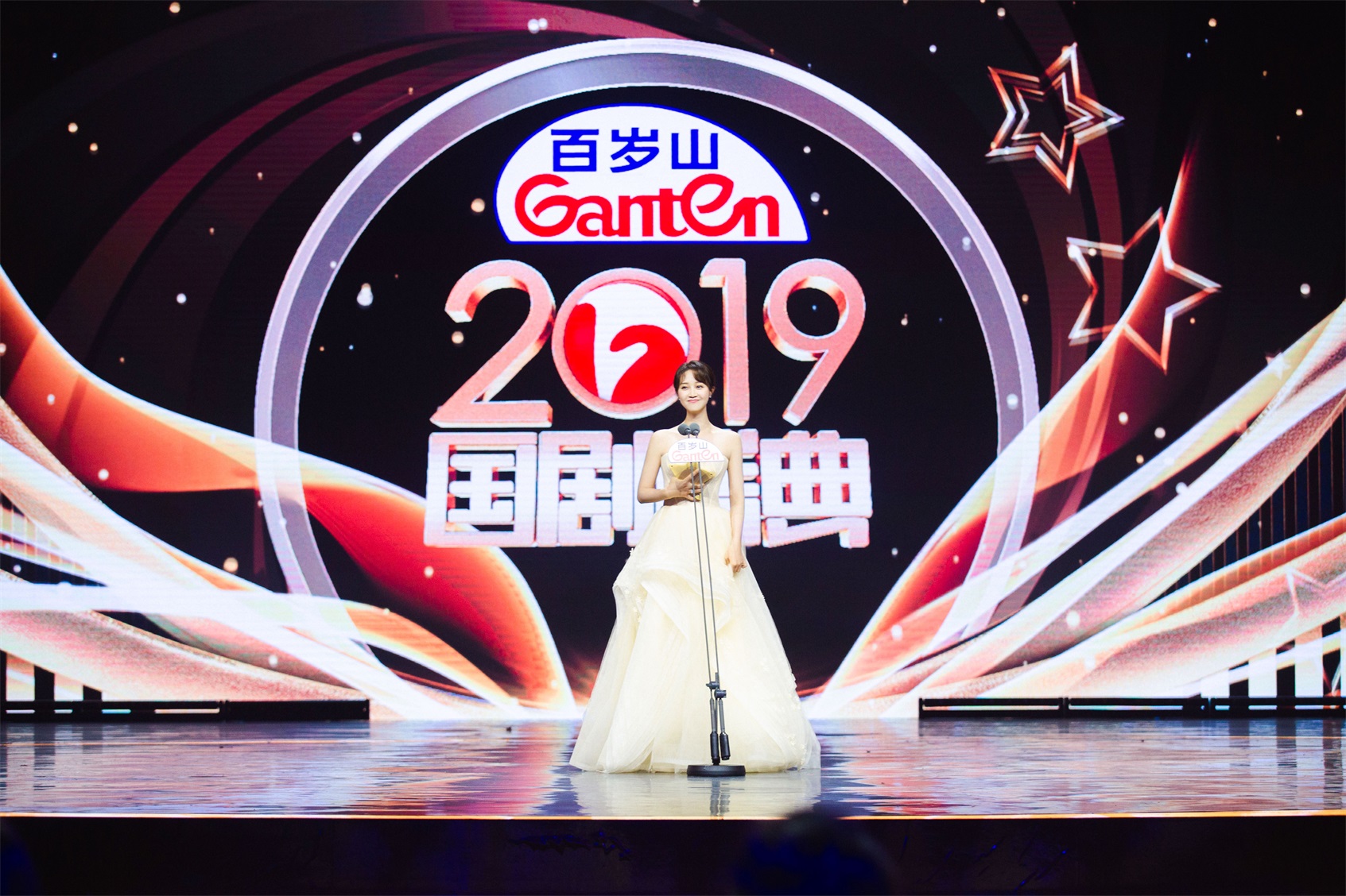 蓝盈莹国剧盛典演唱《岁月神偷》 获2019"年度潜力女演员"