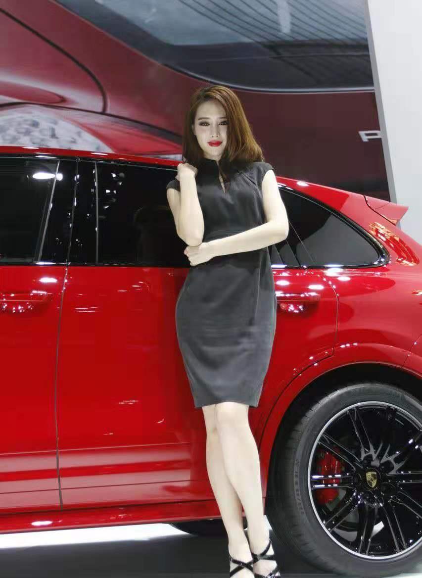 保时捷帕拉梅拉车展车模小姐姐霸气侧漏,眼神中充满故事