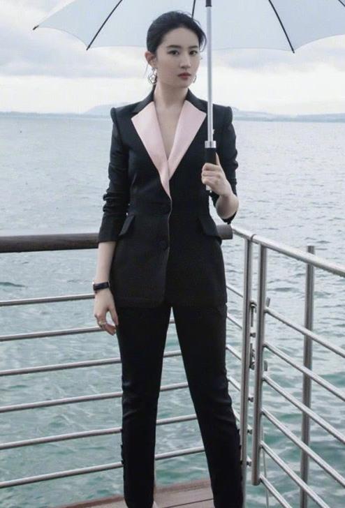 刘亦菲晒出写真:黑色西装配高跟鞋,帅气又不失优雅