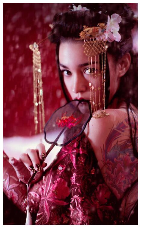 安慧媛小的时候虽然没有现在这么好看,不过也是个小美女,小时候的她就