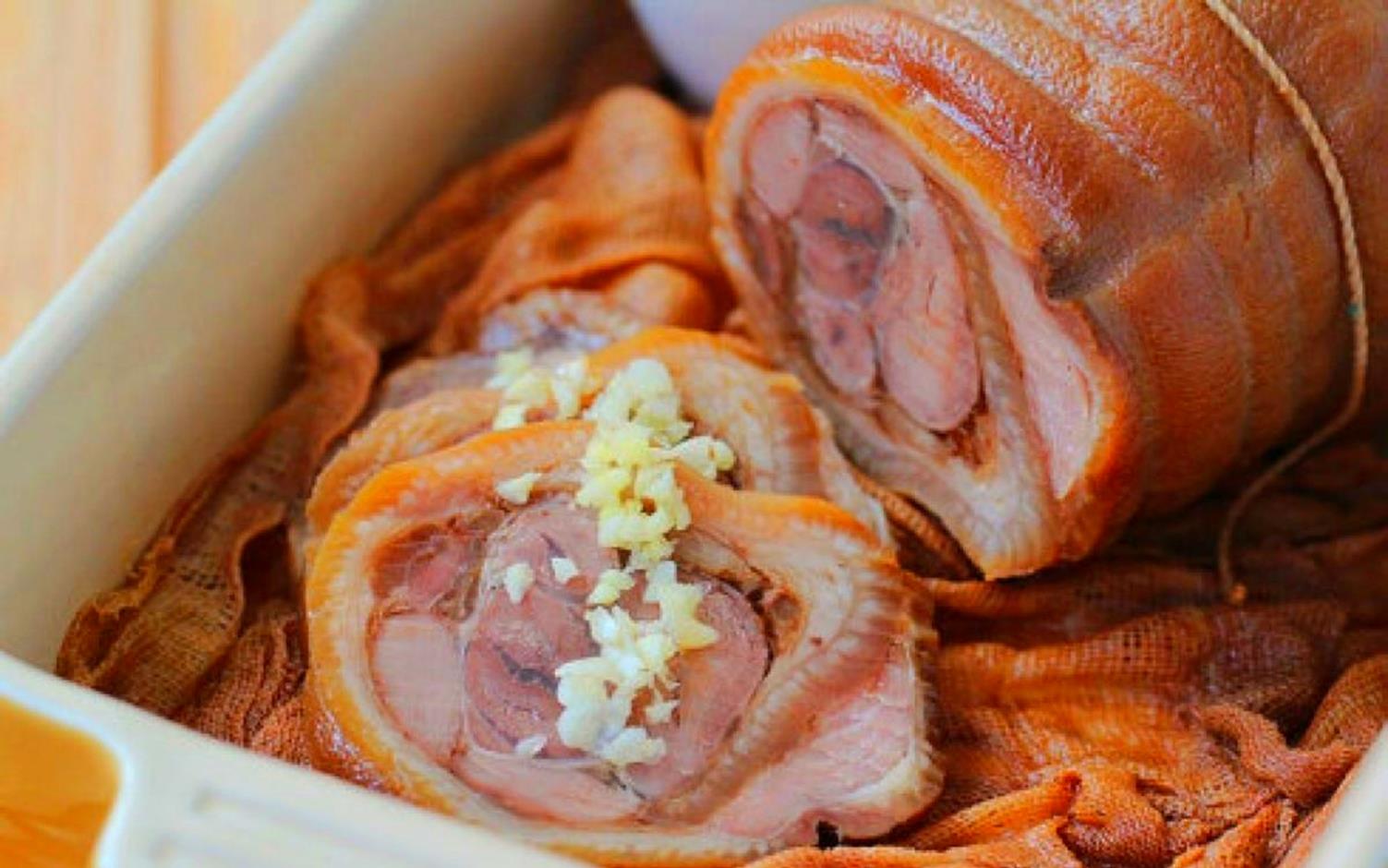 在家做捆肘卷质地鲜嫩色泽红润让人食指大动