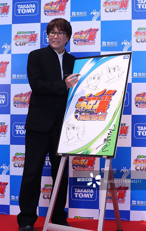 足球小将推出周边游戏作者高桥阳一出席现场画大空翼
