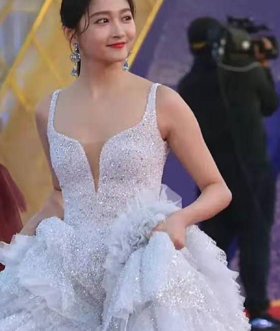 有种"保守"叫关晓彤,穿v领还要搭内衬,是鹿晗叫你这么穿的?