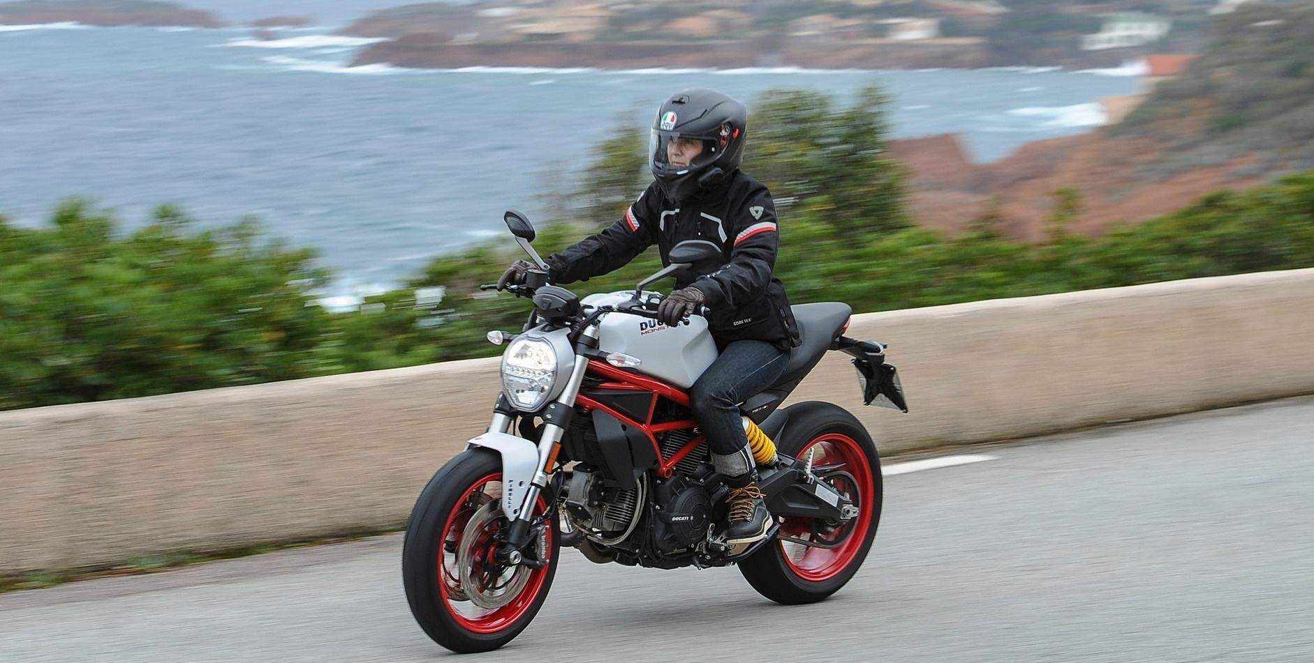 凭借着强劲的动力以及那一抹大红,更是被称为摩托车中的法拉利