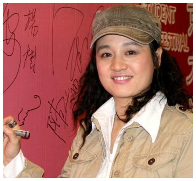 她曾和巩俐齐名,前男友吸毒坠楼,如今54岁却被老公抛弃|贾宏声|伍宇娟