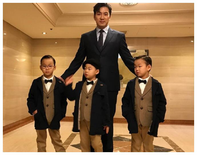 宋一国晒三胞胎近照,大韩文艺,万岁显呆萌,民国却像个小女孩