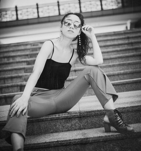 街拍:霸气坐姿,女汉子完美恋人,如此女汉子你能驾驭得住吗