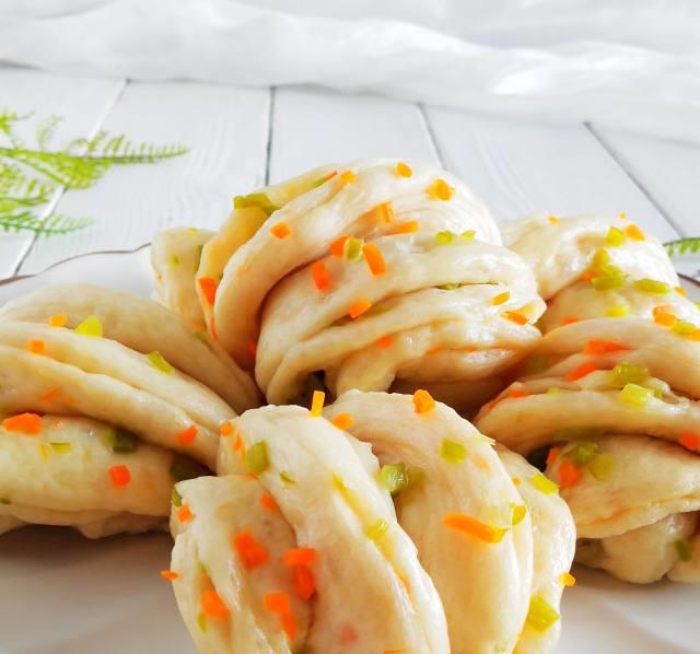 青椒胡萝卜花卷洁白喧软不失筋道一层一层的撕着吃咸香可口