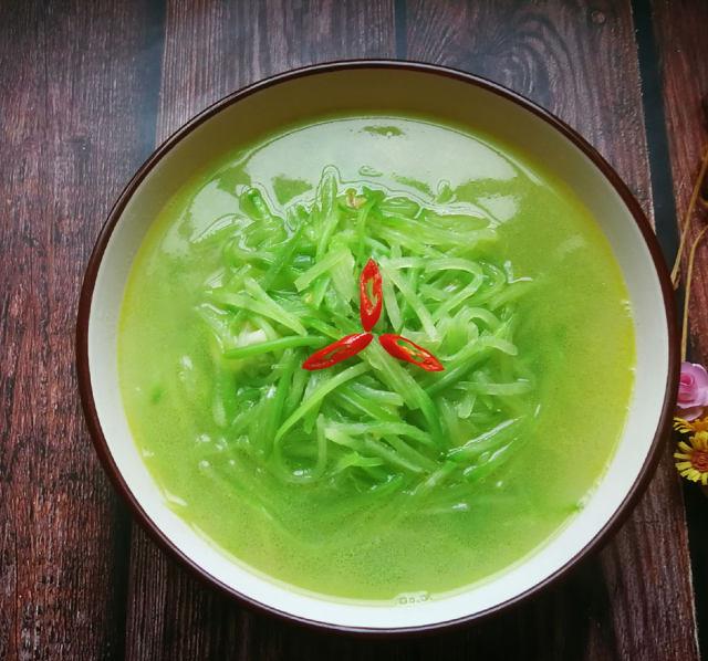 萝卜丝素汤,清淡咸鲜,色泽翠绿,好看极了