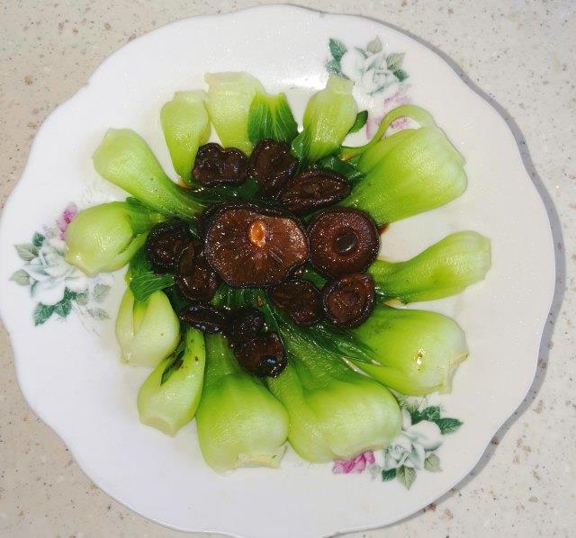 香菇油菜,口味清淡,素食主义者的最爱|油菜|香菇|摆盘_新浪新闻