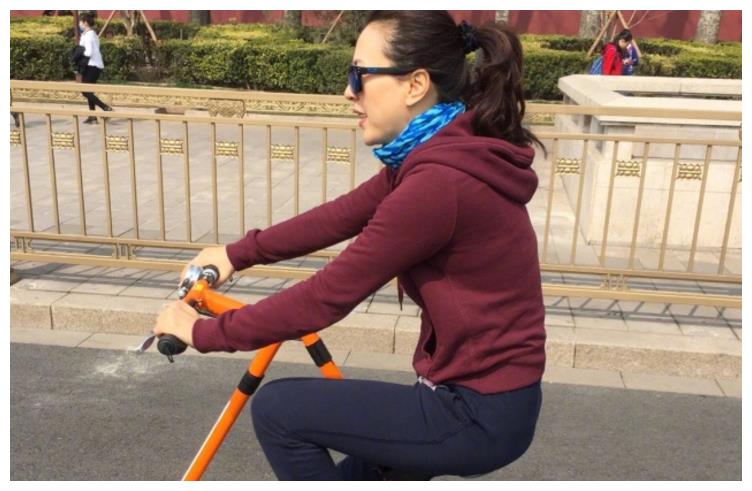 41岁梦桐户外游玩照身材好爱运动面部表情最丰富的主播