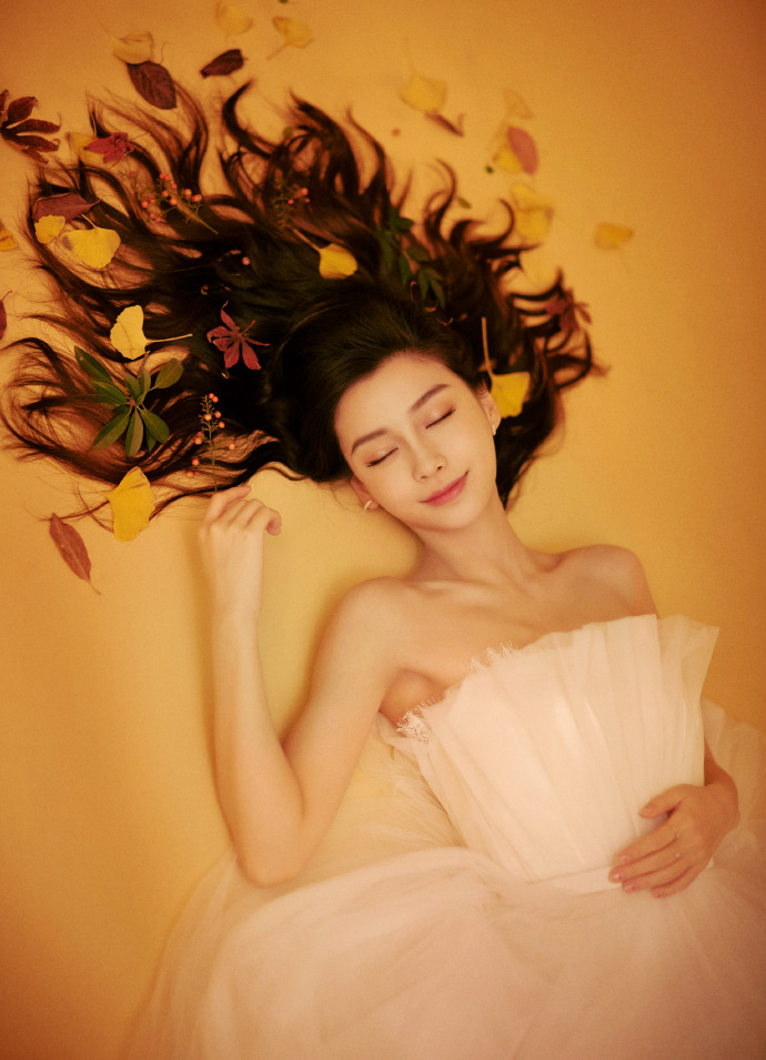 落叶缤纷悠然暖意 angelababy白色褶皱纱裙惊艳亮相