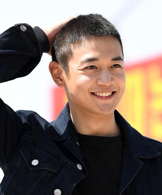 shinee崔珉豪入伍新闻图毛寸头阳光帅气素颜超能打