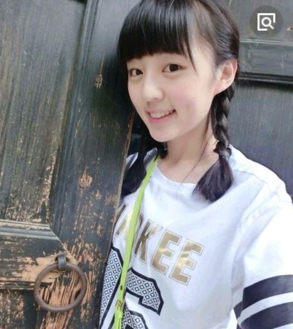 她是《一起同过窗》里"傻白甜"李殊词,现实中美