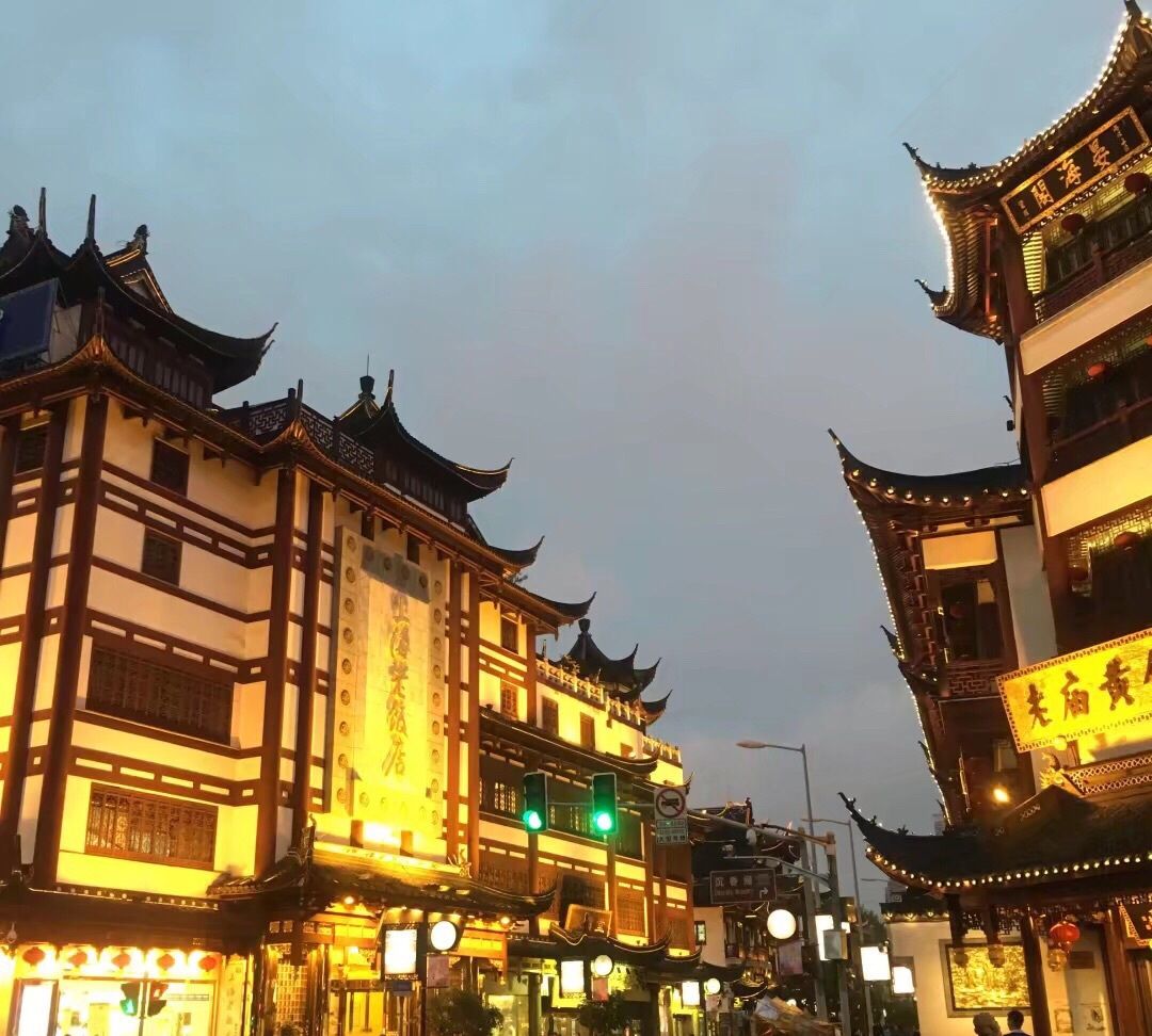 城隍庙让你全面地领略到上海的历史、建筑、文化、风情，传统