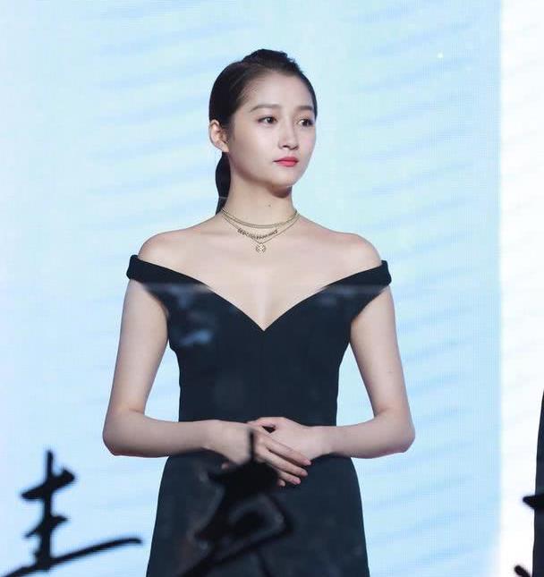 关晓彤好身材真任性!大v抹胸裙秀完美蝴蝶骨,不加肩带更养眼