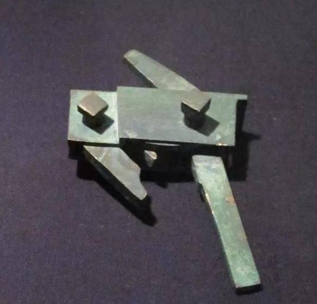 河内工关弩机这种以单根木材或叠加竹片作弩弓,以扳机片作为弩机的