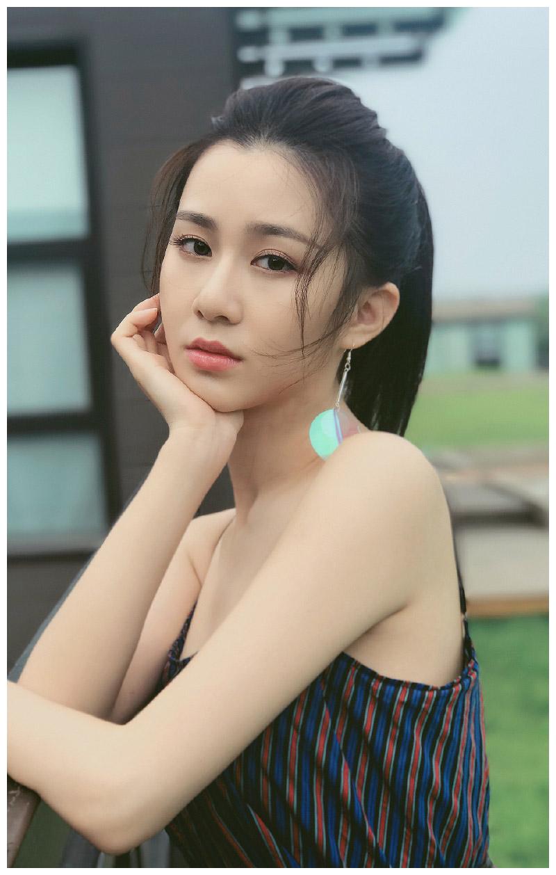 刘颖伦曝最新光影写真,长得和杨紫有点像,眼波流转撩人心弦