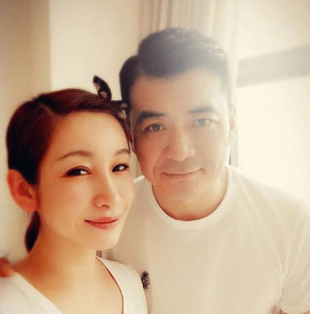 王新军的妻子名叫秦海璐,王新军比秦海璐大7岁,也是一名演员,两人因戏