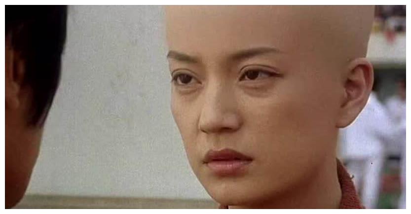 到了最后一刻时赵薇以一个光头的造型出场了,赵薇扮演了周星驰的少林