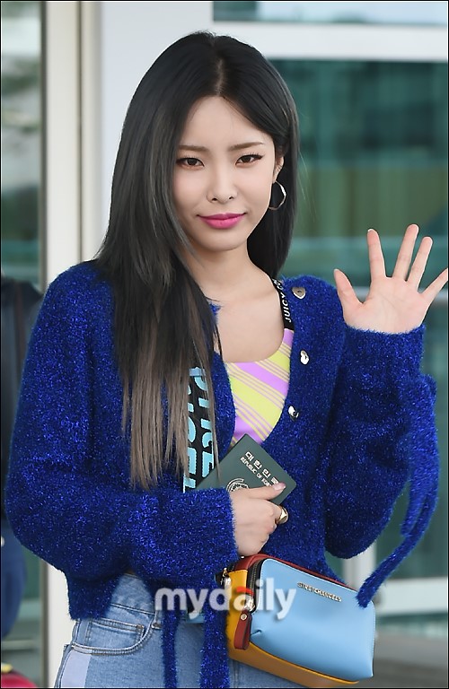 韩国女歌手heize飞往法国巴黎拍杂志写真