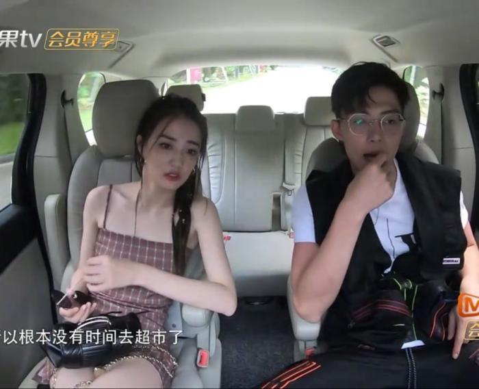 徐璐在节目中大胆翘起二郎腿,关键还穿着短裙,网友:不怕走光吗