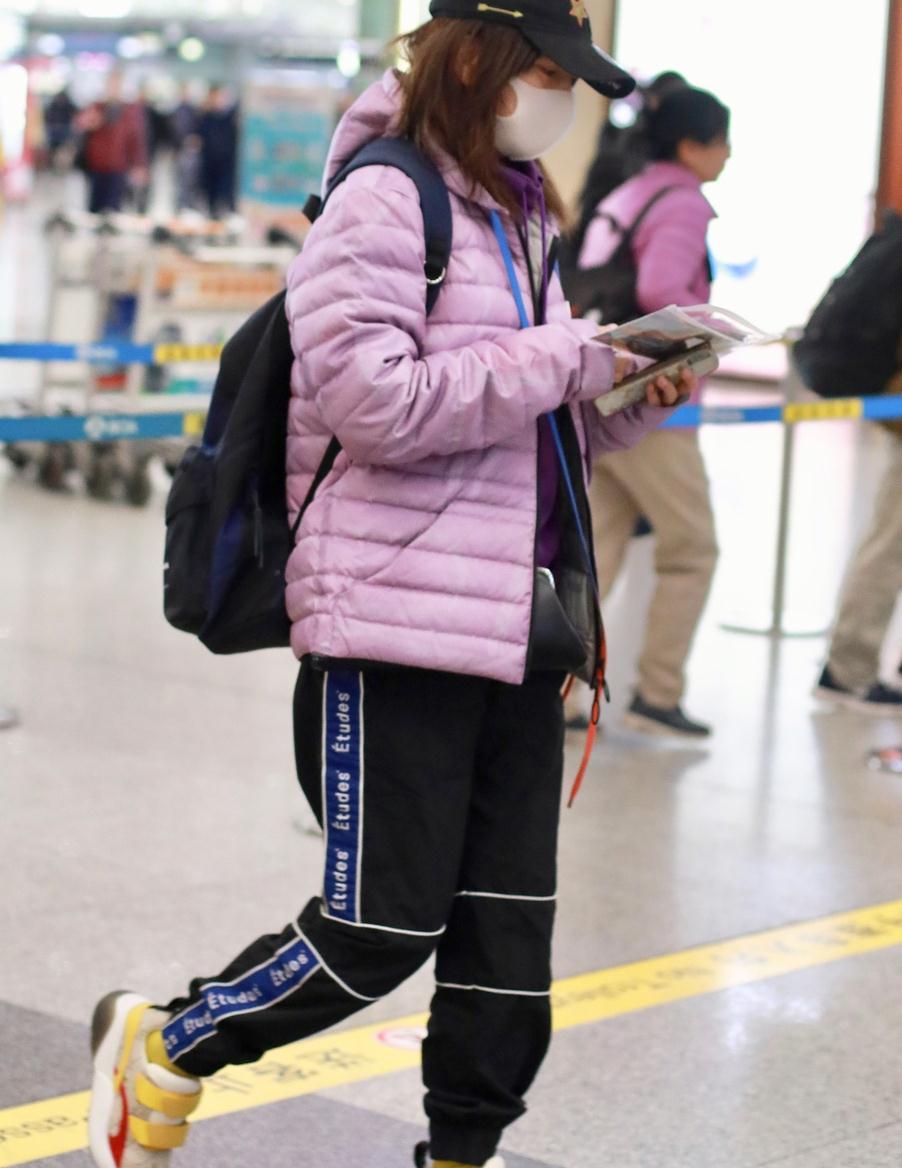 赵薇包裹严实现身机场,紫色棉服搭小黄鞋,清新少女范儿十足!