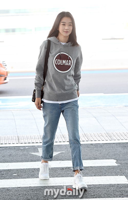 10月4日上午,韩国女艺人徐艺智为拍杂志写真而从仁川机场启程飞往了