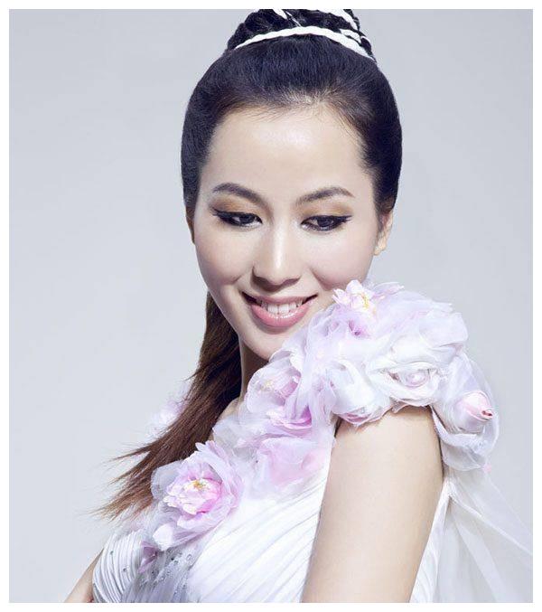 她貌美如花,为捧红宋小宝,惨遭万人唾骂,却嫁给赵本山最丑徒弟