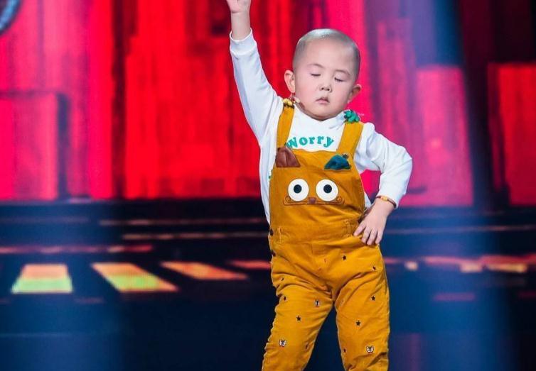 当年的"光头神童",3岁上央视年赚百万,今9岁变了样