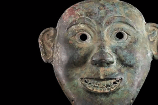 大爷戴青铜面具上场,说是花了两千多在地摊买的,专家快摘下来!