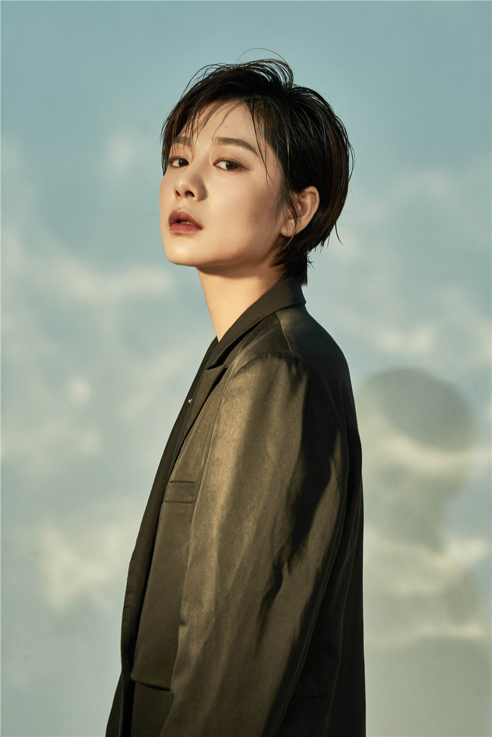 王真儿初秋西装写真曝光气场强大眼神深情