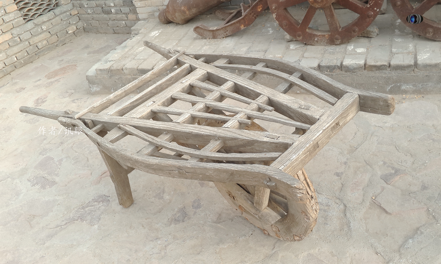 这种独轮手推车在上世纪八十年代前在农村非常盛行,也是各家各户运输