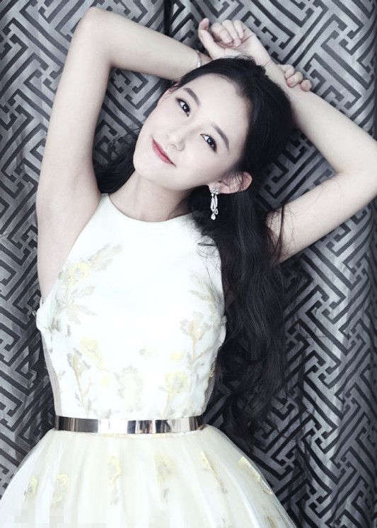 年仅17岁的蒋依依穿起裙装丝毫不输成年人清凉一夏尽显少女本色