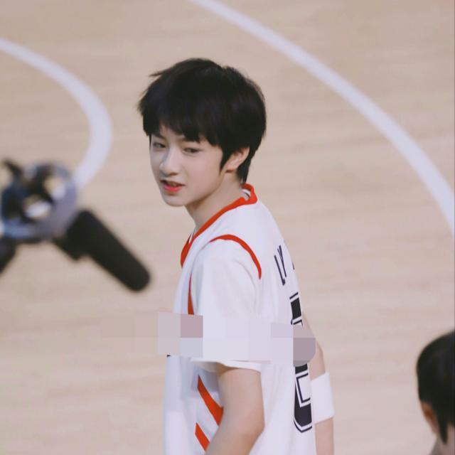 台风少年团刘耀文,运动会上身高突变,粉丝你垫