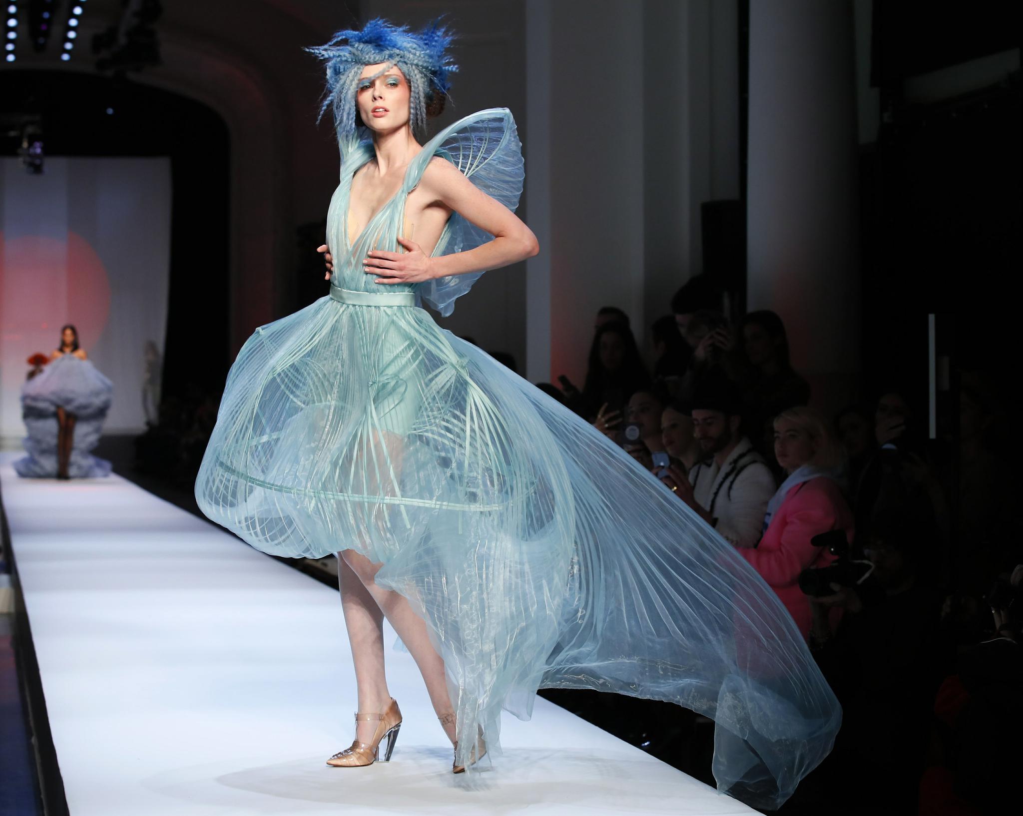 这就是被假冒产品挤出中国的"华伦天奴"时装秀