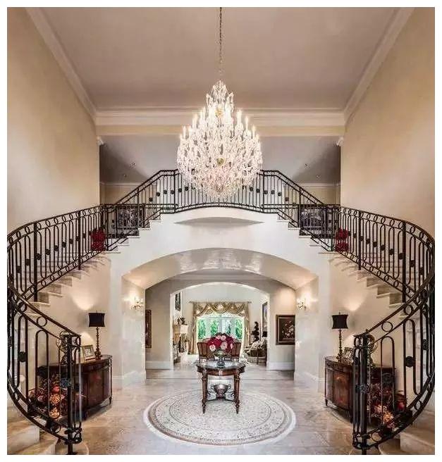 千万别委屈别墅，不配个大理石楼梯怎能体现豪宅气质