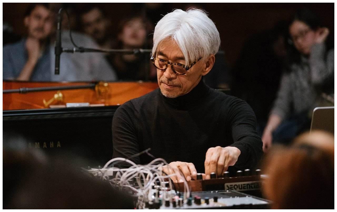 日本音乐大师坂本龙一钢琴演奏为中国加油