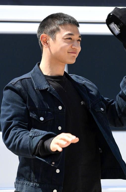 shinee崔珉豪入伍新闻图毛寸头阳光帅气素颜超能打