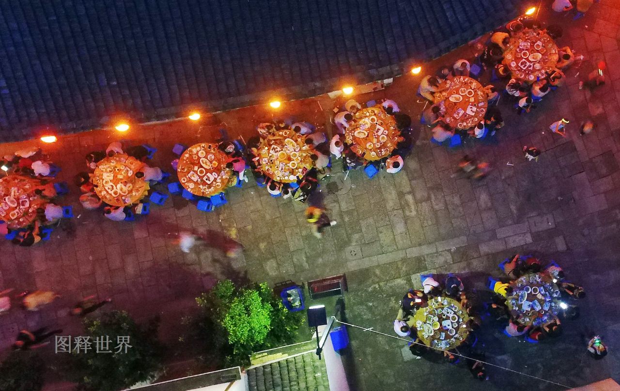 300桌3000人同吃流水席岱山东沙古渔镇弄堂节场面震撼