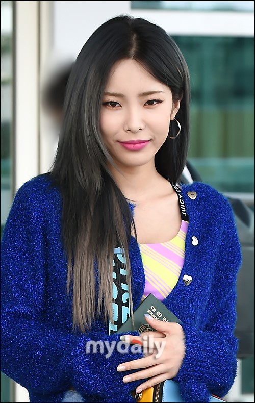 韩国女歌手heize飞往法国巴黎拍杂志写真