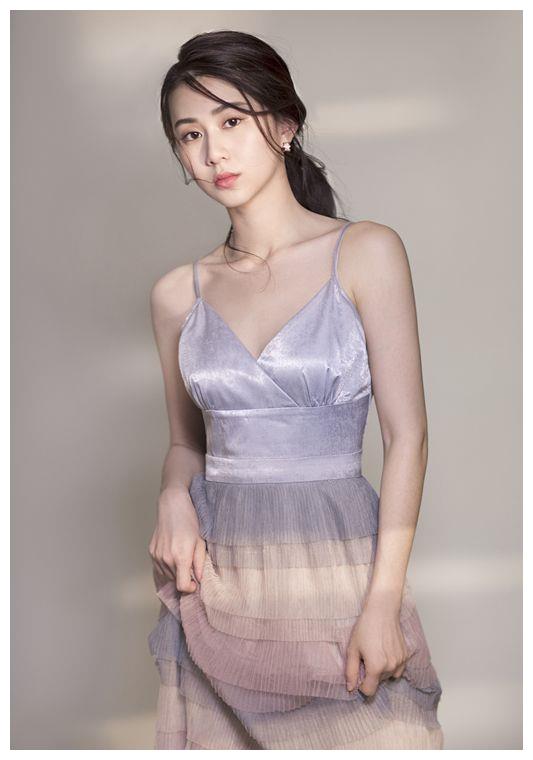 刘颖伦曝最新光影写真,长得和杨紫有点像,眼波流转撩人心弦