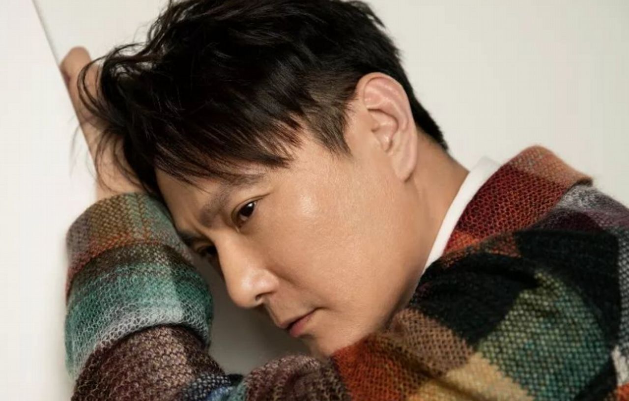 51岁张信哲近照,真的老了瘦的不行,穿着打扮还是可以赞赏的!