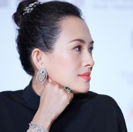 章子怡大方晒孕照,腹部隆起孕味十足,一句话透露预产期