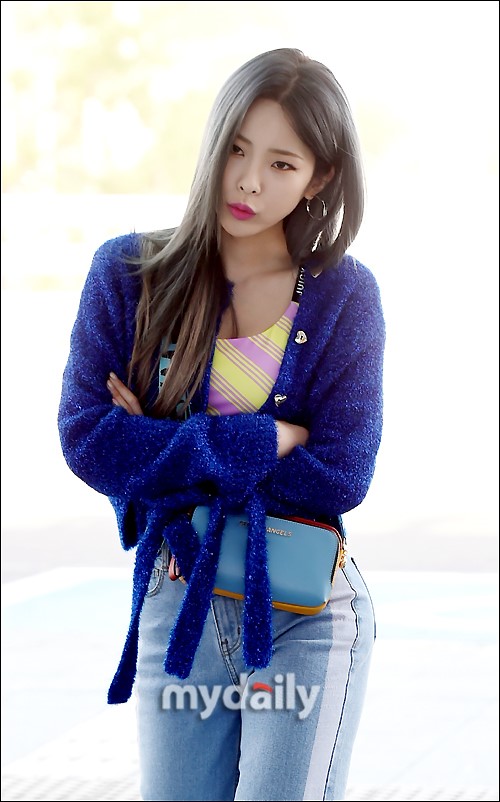 韩国女歌手heize飞往法国巴黎拍杂志写真