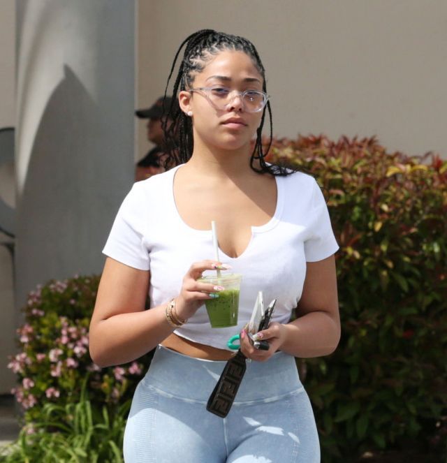 乔丁·伍兹梳脏辫现身懒理小三丑闻,穿短上衣紧身裤大秀惊人曲线