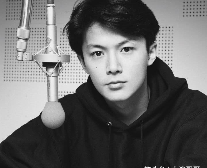 他第一首便弹着那把1930产的马丁,唱起了日本演歌「钱形平次」,尽显